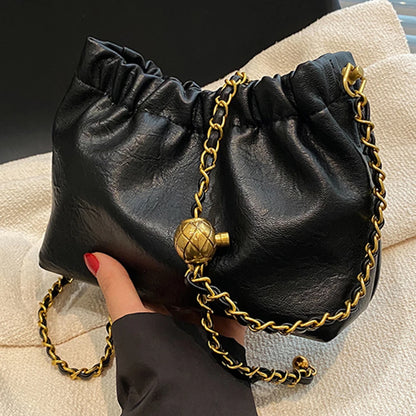 Borsa a spalla di moda con catena dorata — Eleganza e stile per ogni occasione - Luna ricamata