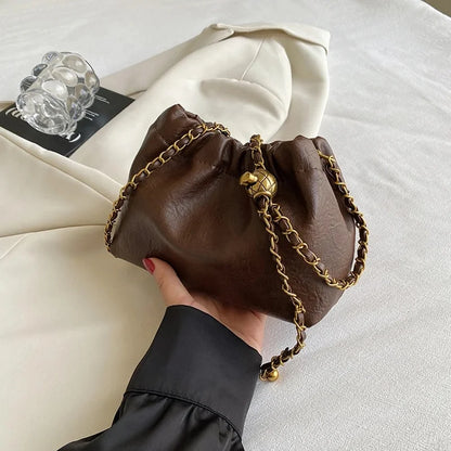 Borsa a spalla di moda con catena dorata — Eleganza e stile per ogni occasione - Luna ricamata