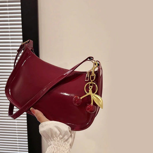 Bolsa de Ombro Elegance para Mulher com Pendente de Cereja — Couro PU Casual